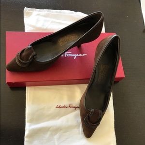 Ferragamo NWOT Rasia Fondente suede heels